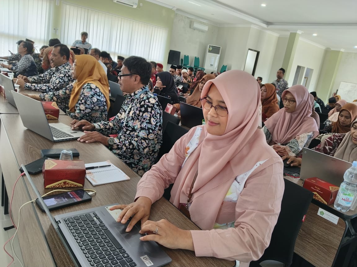 Meningkatkan Kompetensi Penyuluh Agama Karanganyar dalam Tugas Penyuluhan dengan Teknologi Digital