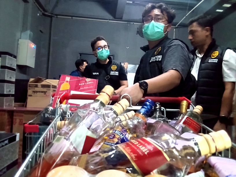 Bea Cukai dan Imigrasi Batam Gerebek Panda Club, Amankan TKA dan Puluhan Botol Miras