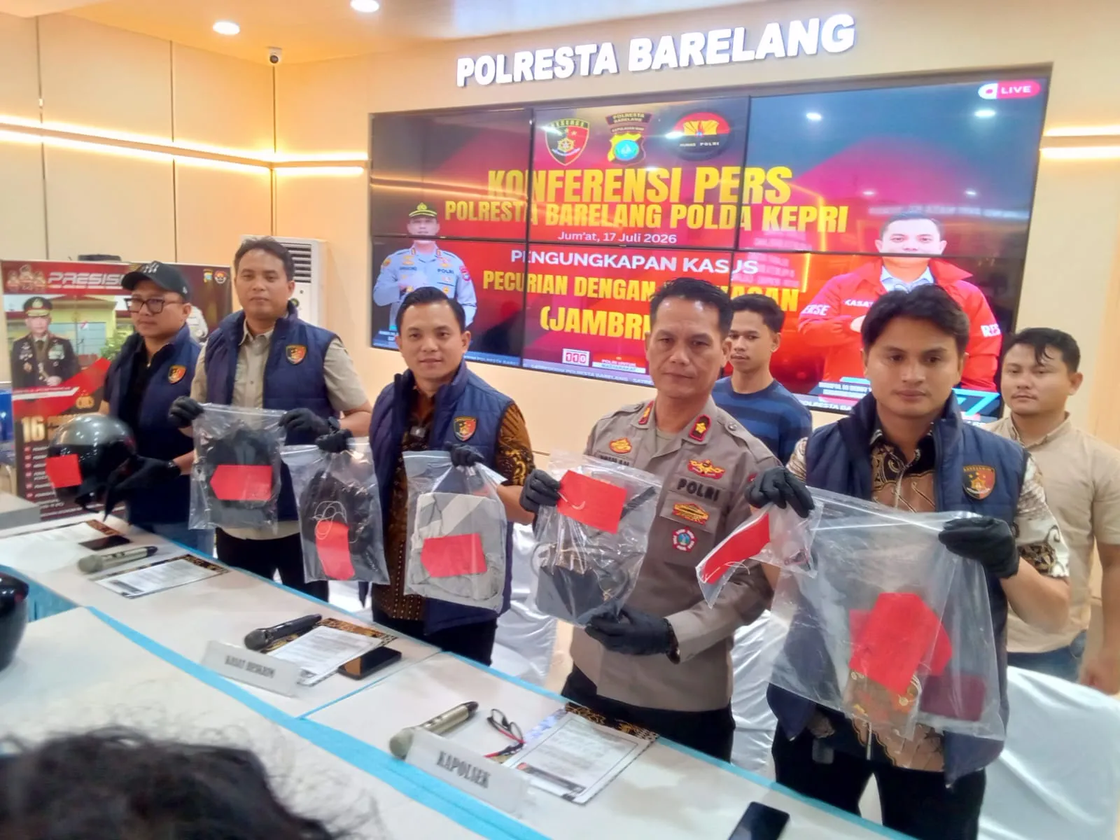 Satreskrim Polresta Barelang Bongkar Dua Kasus Jambret di Batam, 3 Pelaku Diringkus 1 Masih Buron