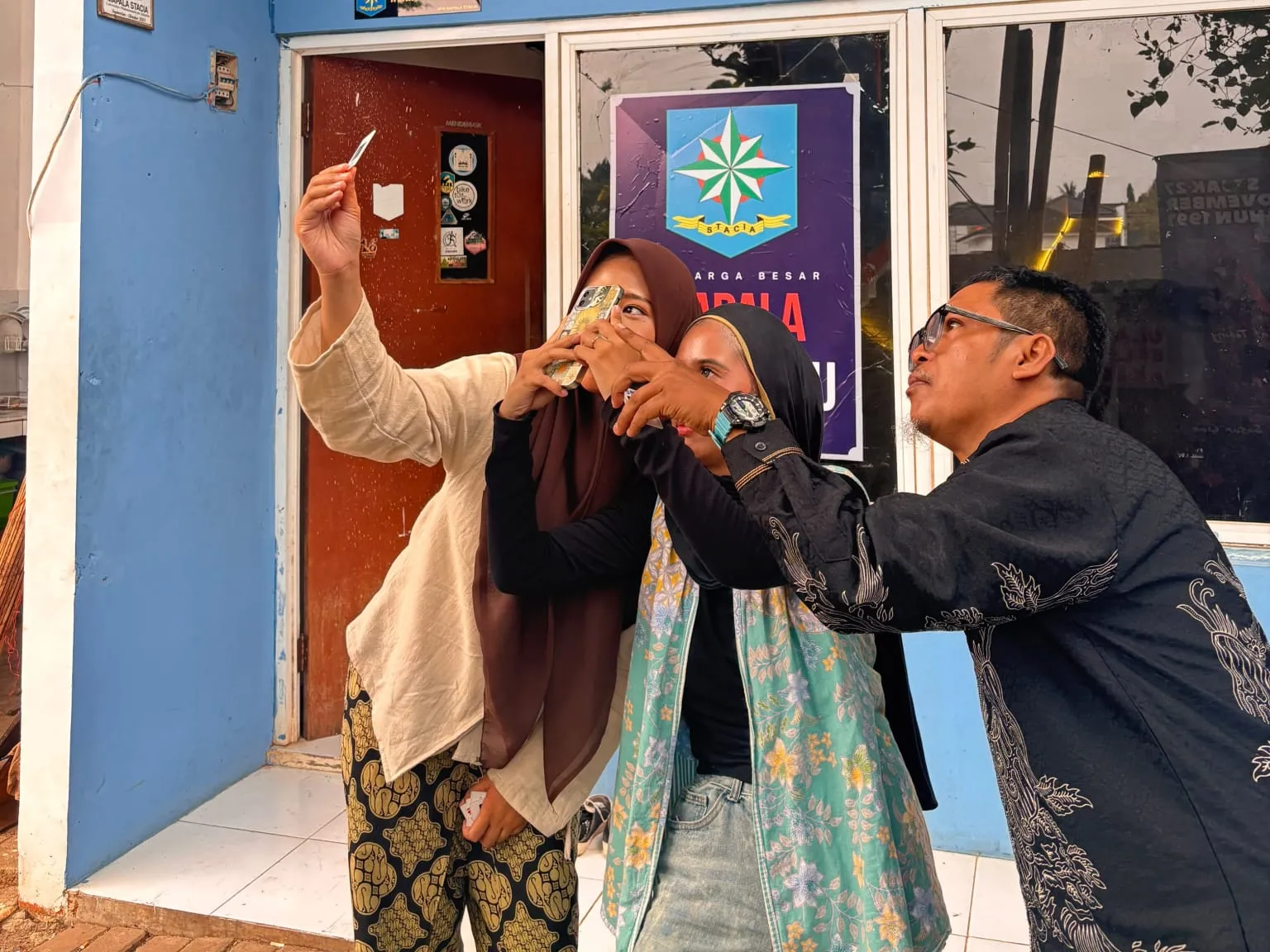 Lewat Foto Lawas, Menyesapi Cerita Perjalanan Pertama Go Internasional Mapala Stacia UMJ