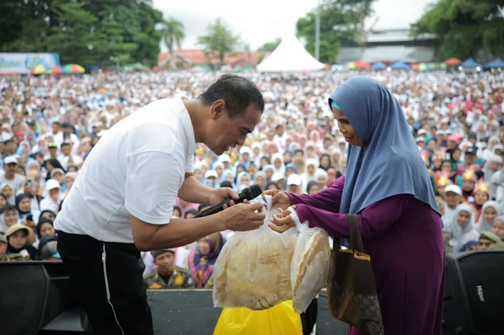 Berita Terkini: Sentuhan Nyata untuk Rakyat Kecil, Mentan Amran Ulurkan Harapan Baru bagi Pedagang Kerupuk di Bone