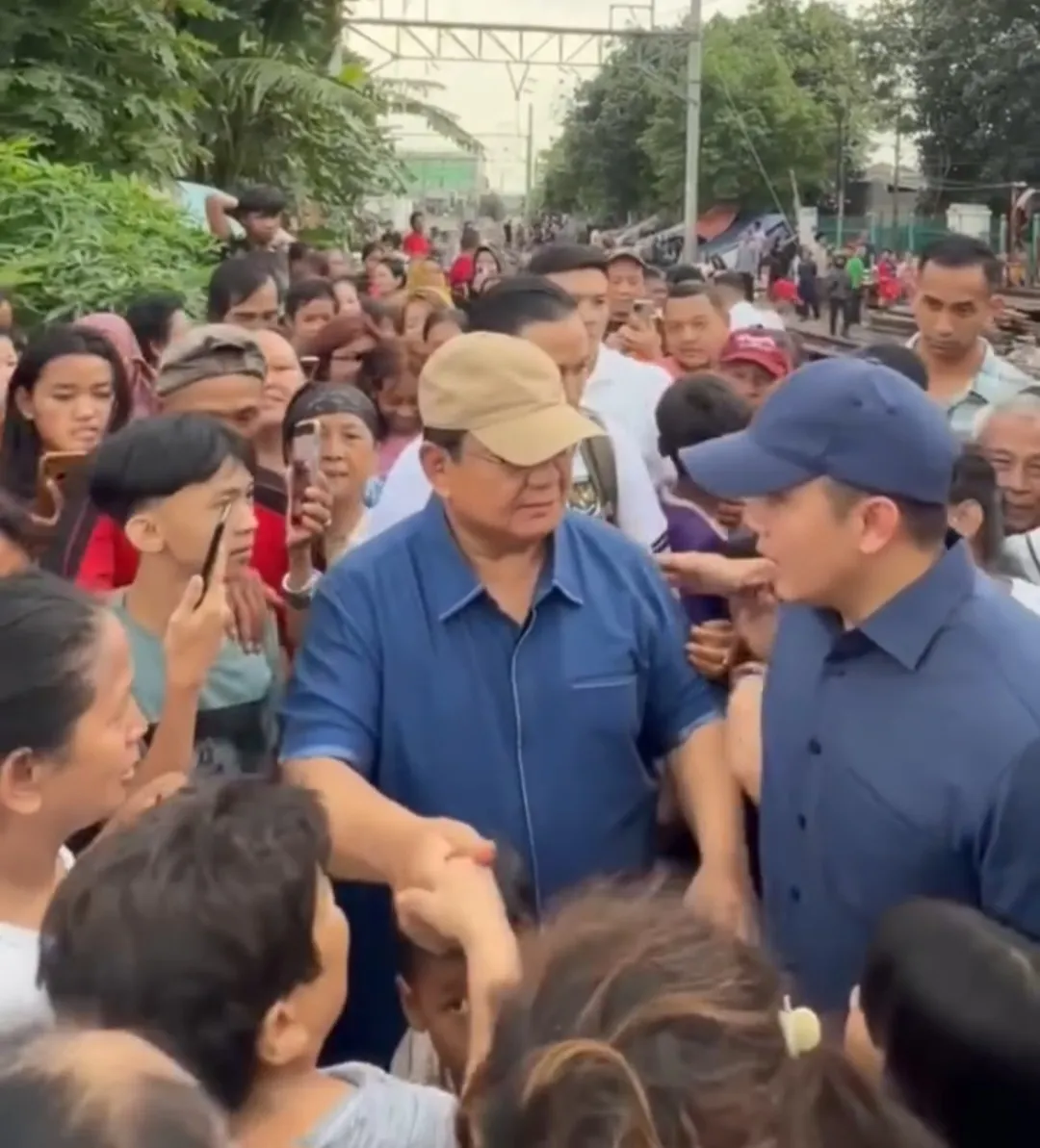 Sapa Masyarakat di Bantaran Rel KA Kawasan Senen, Prabowo Janjikan Hunian Layak Secepatnya