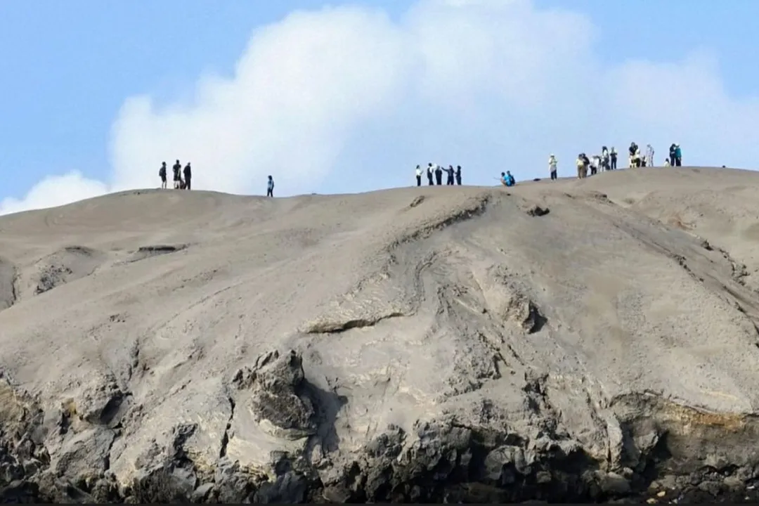 Puluhan Wisatawan Nekat Mendaki Gunung Anak Krakatau