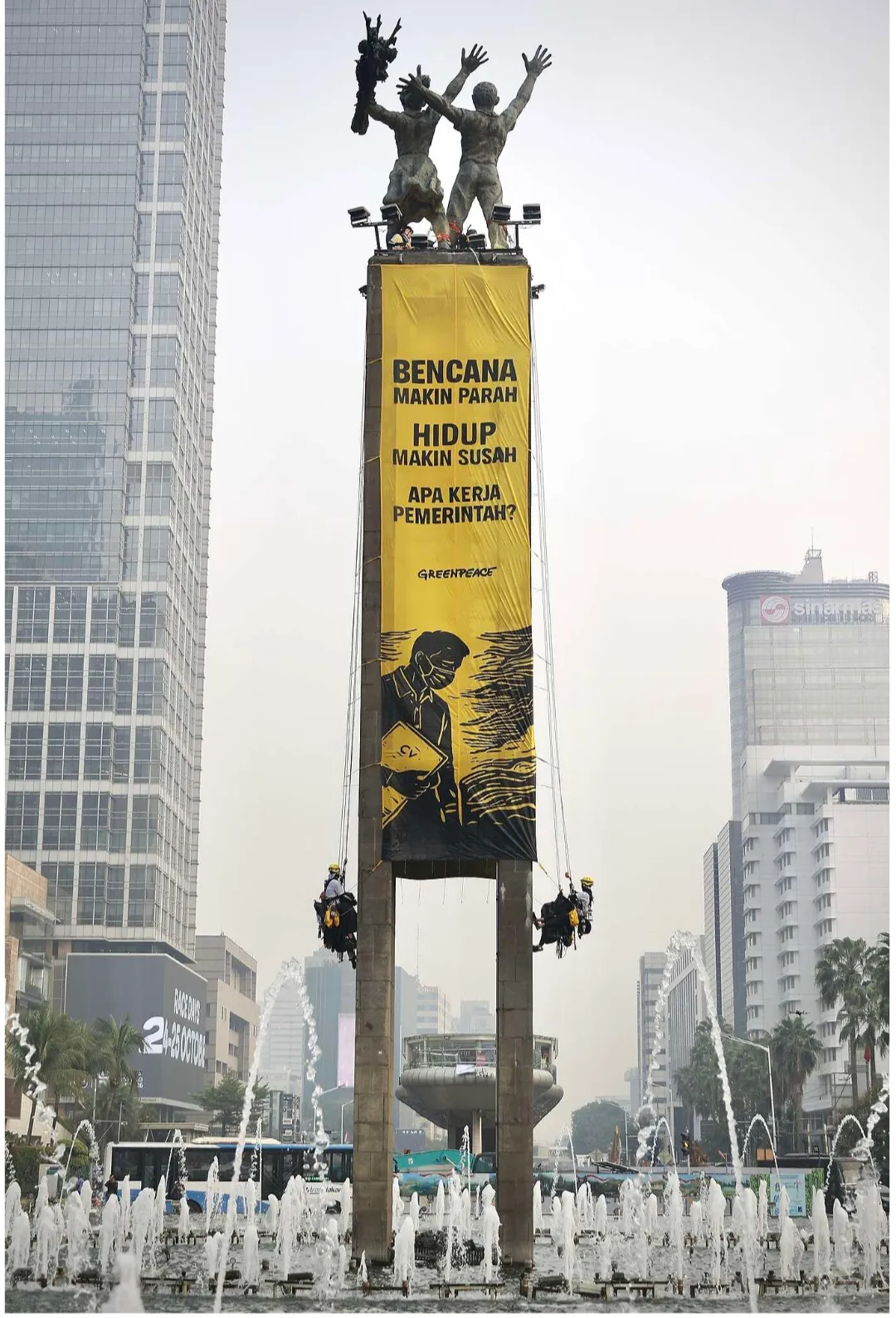 Spanduk Greenpeace di Patung Selamat Datang Bundaran HI Tagih Keseriusan Penanganan Krisis Iklim