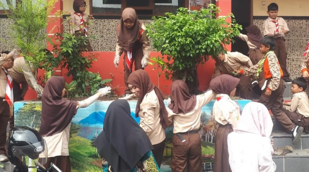 Guru dan Murid SD Sukasarana Sindanglaya Tumbuhkan Budaya Peduli Sampah Setiap Jumat