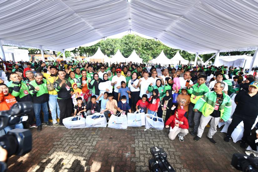 Seribu Seragam Sekolah Bersama Pertamina Untuk Para Anak Ojek