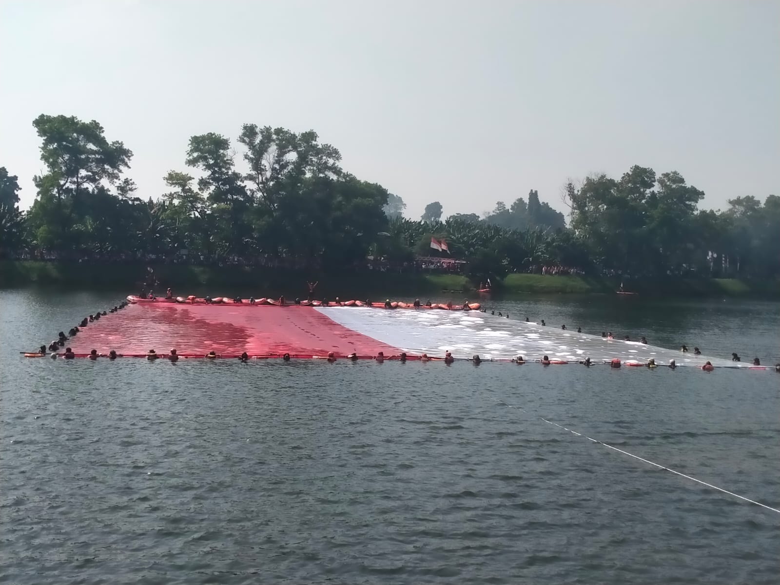 Stacia UMJ dan Forum Relawan Potensi Tangsel Bentangkan Merah Putih Raksasa di Danau Situ Gintung