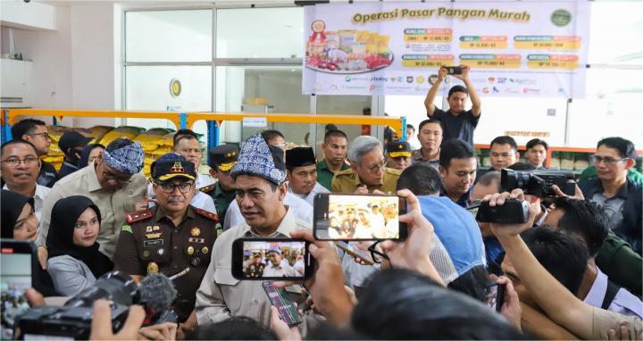 Mentan dan Wamentan Turun Langsung Kawal Operasi Pasar Pangan Murah di Palembang