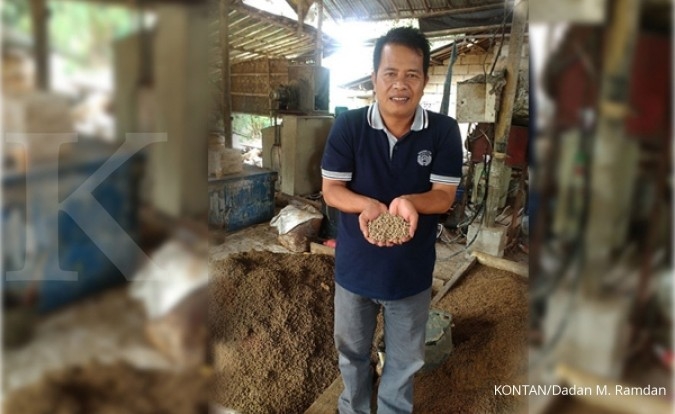 Begini cara mengubah sampah jadi pakan ikan