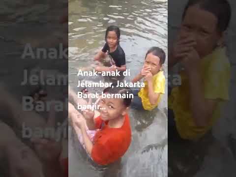 Bermain banjir di Jelambar Jakarta Barat